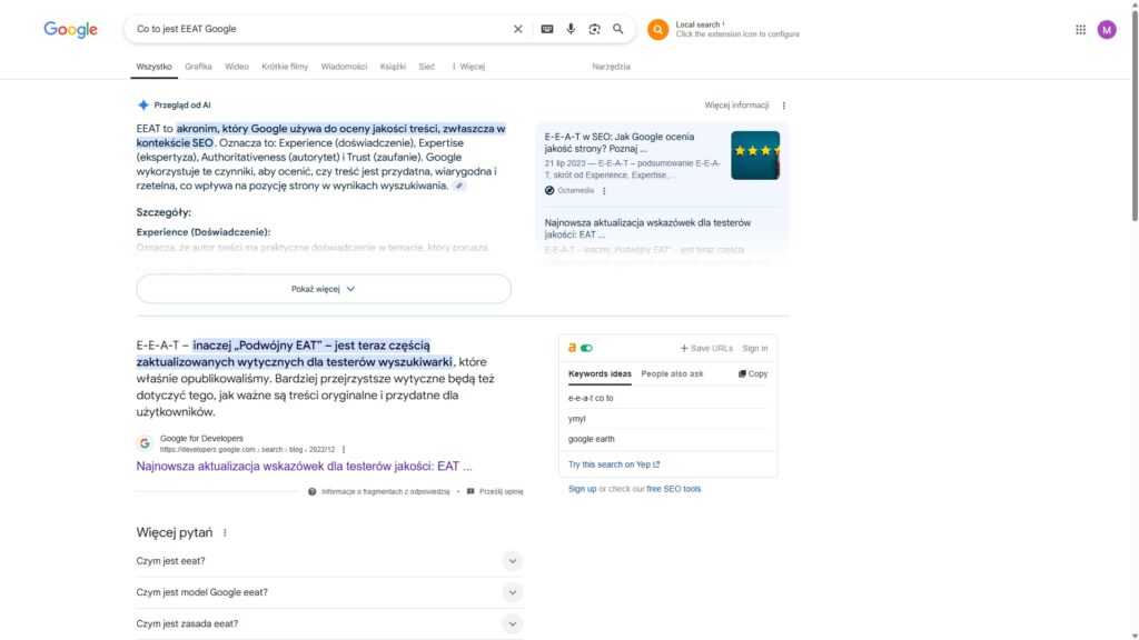 Zrzut ekranu z wyników wyszukiwania Google przedstawiający definicję E-E-A-T oraz jego znaczenie w ocenie jakości treści w kontekście SEO.