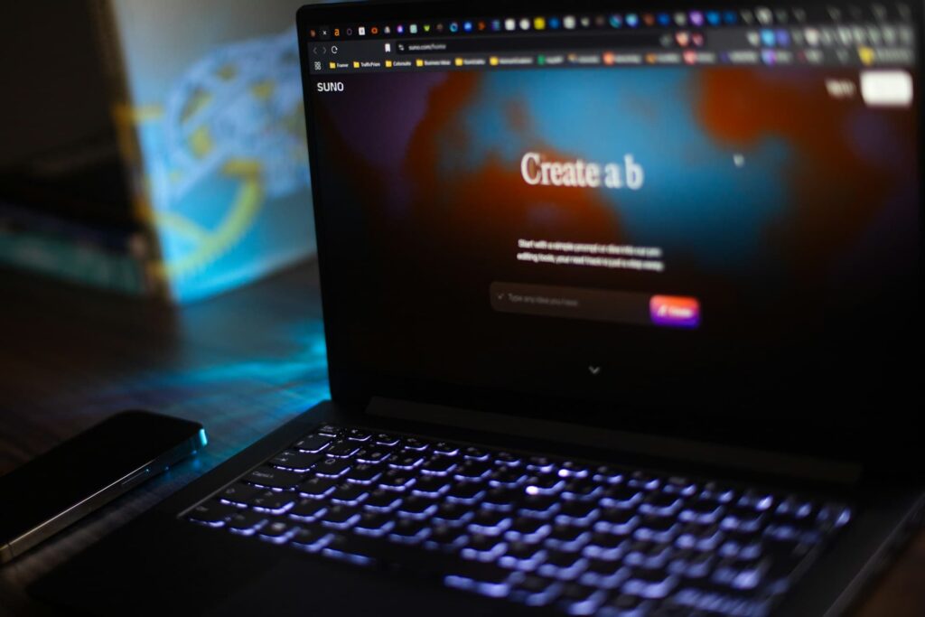 Co to jest Suno AI? Strona główna Suno AI otwarta na ekranie laptopa w ciemnym pomieszczeniu – narzędzie AI do generowania muzyki na podstawie tekstu i pomysłów użytkownika