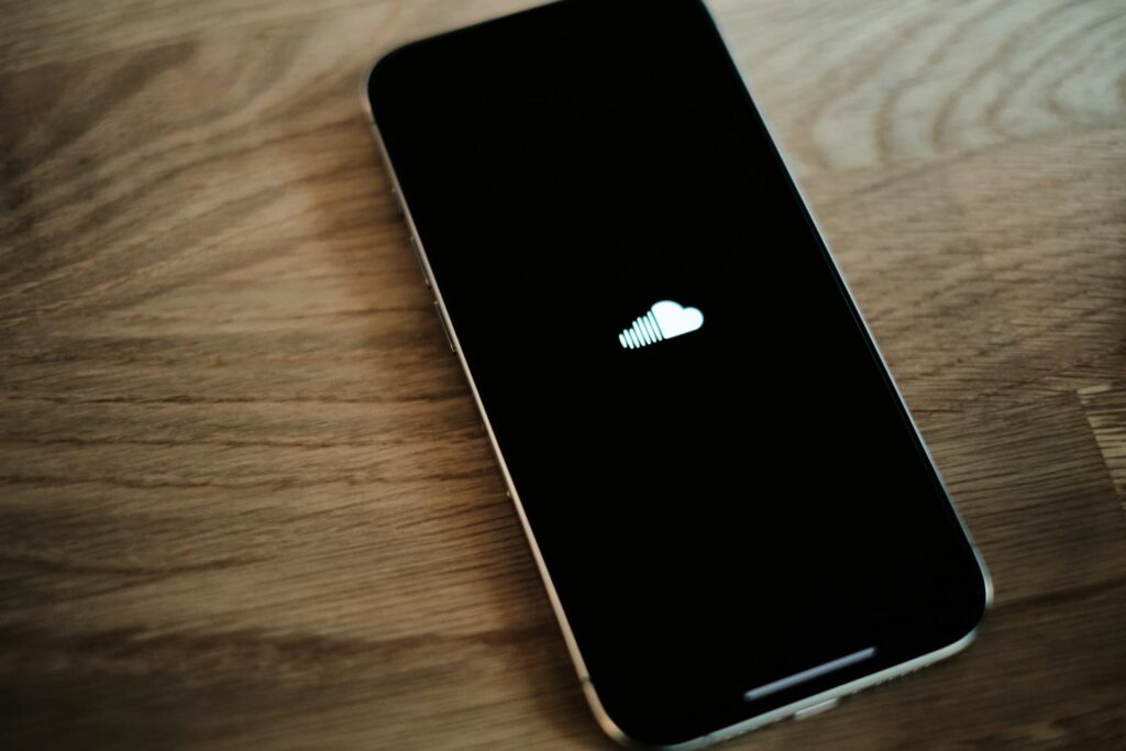 Zmiana regulaminu SoundCloud: Twoje utwory mogą trenować sztuczną inteligencję Logo SoundCloud na ekranie smartfona – zmiana regulaminu i wykorzystanie AI