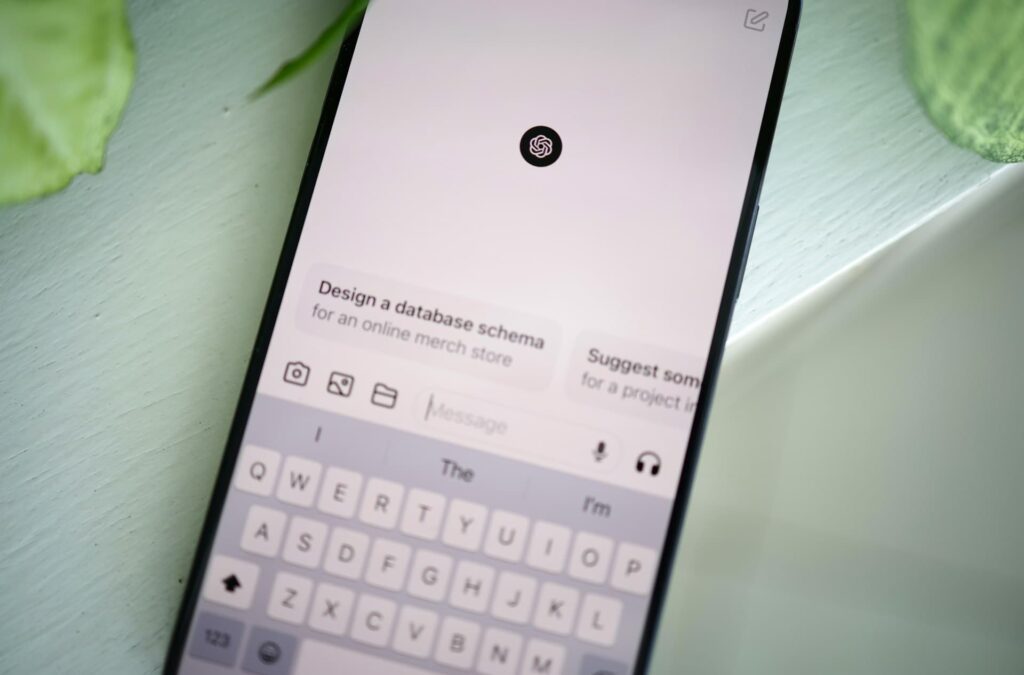 Aplikacja ChatGPT na smartfonie – okno rozmowy z propozycjami zadań, interfejs użytkownika, sztuczna inteligencja w praktyce