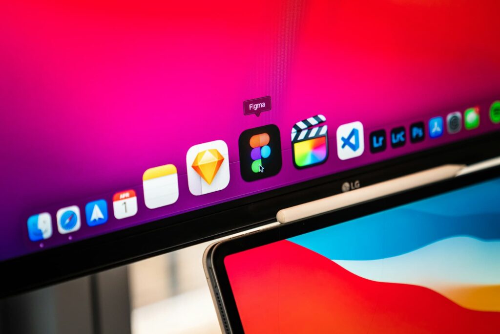 Ekran komputera z otwartą aplikacją Figma, symbolizującą integrację sztucznej inteligencji w projektowaniu stron i aplikacji.