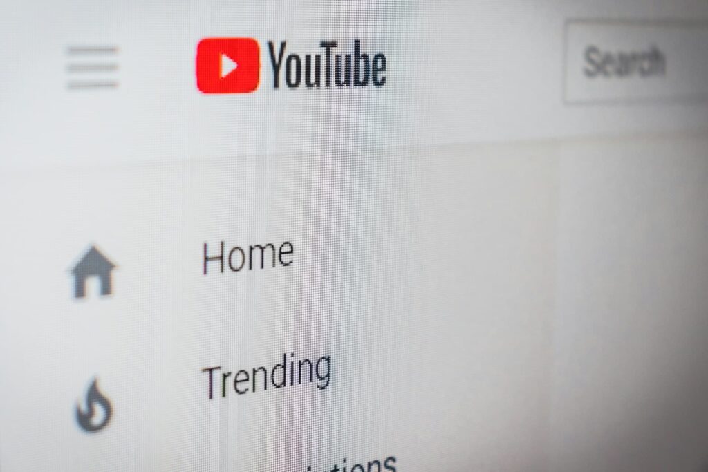 Zrzut ekranu interfejsu YouTube z widocznymi opcjami „Home” i „Trending”